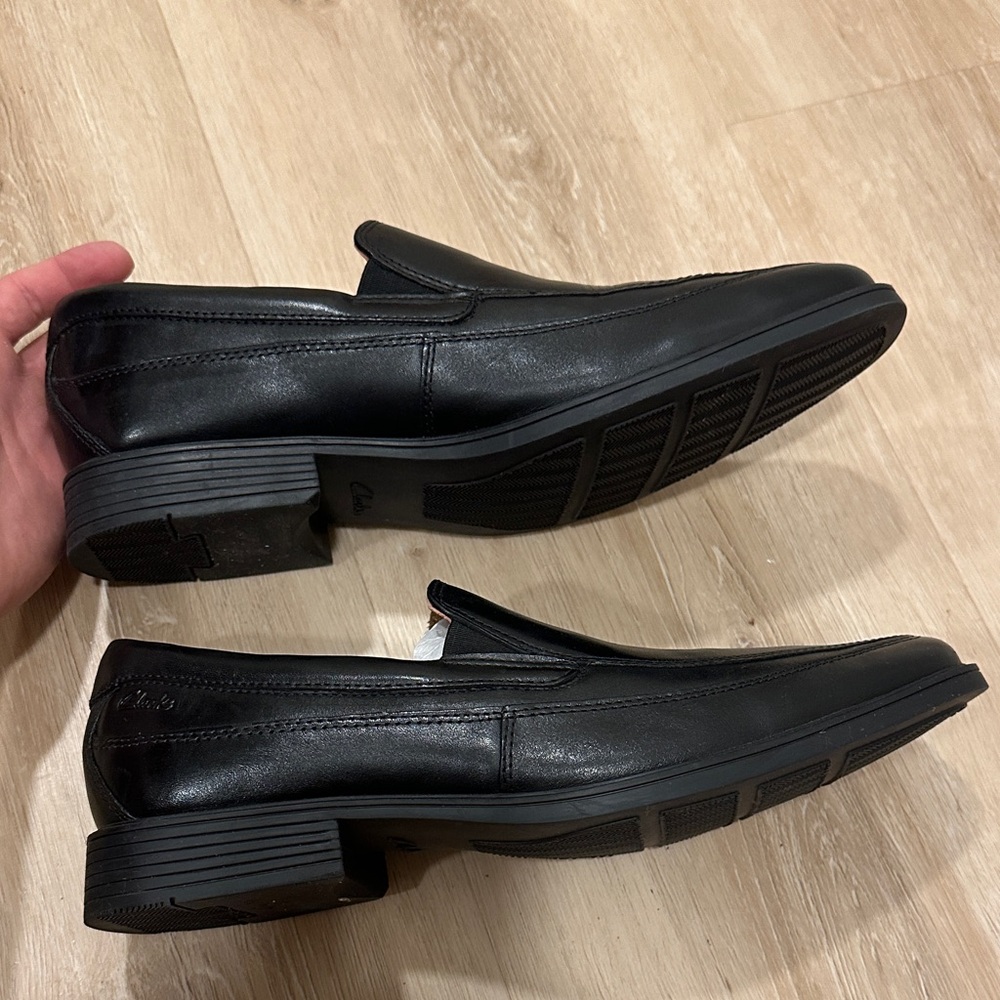 Clarks Men's 9.5 Black Classic Black Slip-On Loafers - Picture 5 of 8